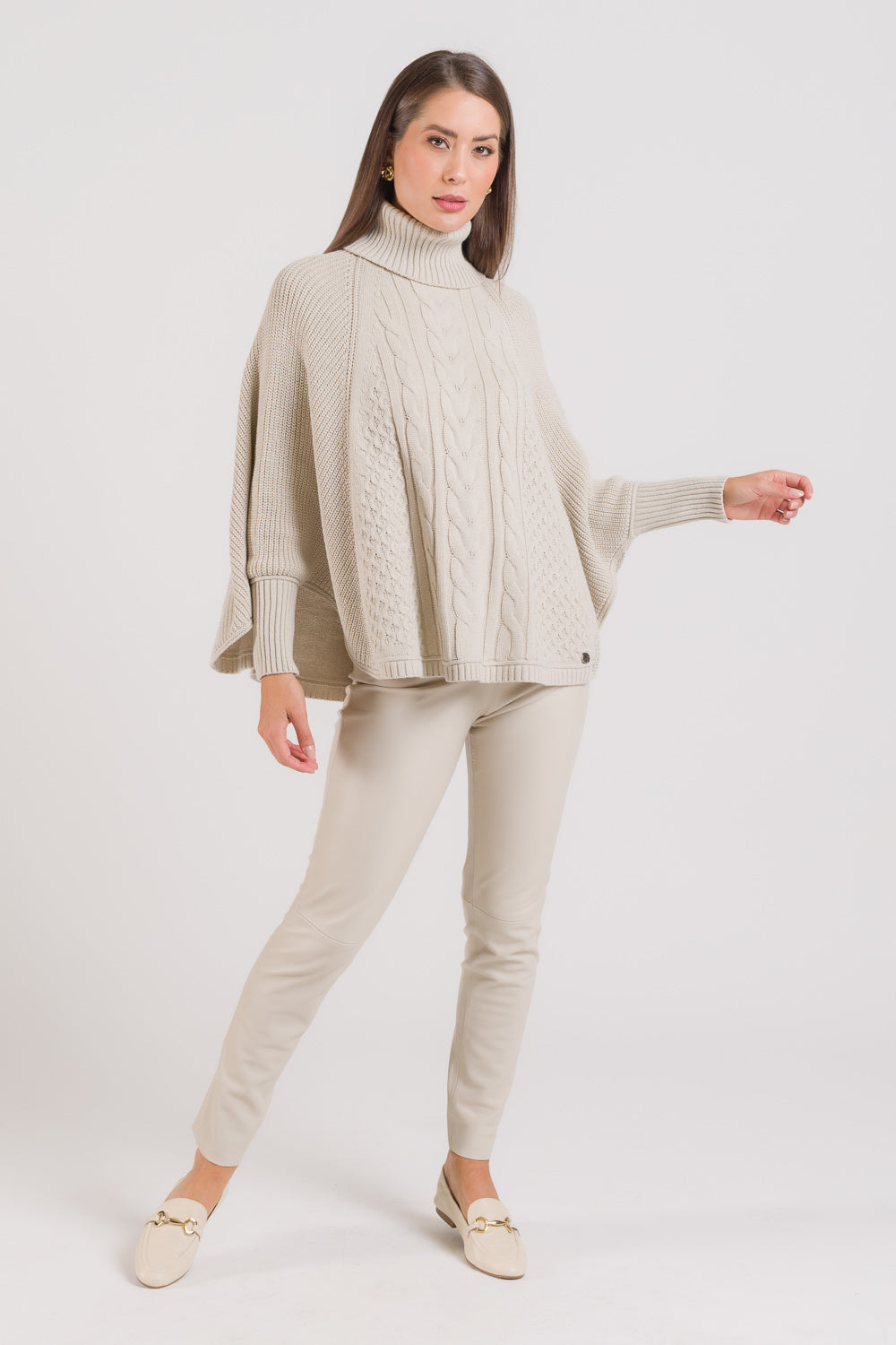 Capa em Tricot com Tranças - Aline