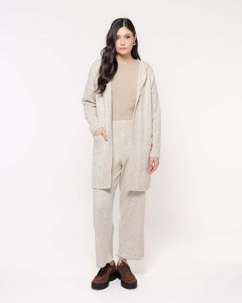Casaco em Tricot Oversized e Capuz - Malu com modelagem ampla e bolsos frontais