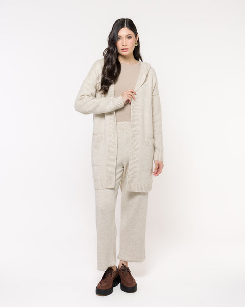 Casaco em Tricot Oversized e Capuz - Malu com modelagem ampla e bolsos frontais