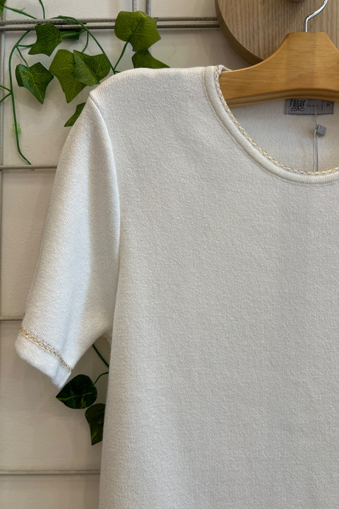Blusa T-shirt Tricot - Camile com decote redondo, peça do conjunto Saia Plissada + T-shirt