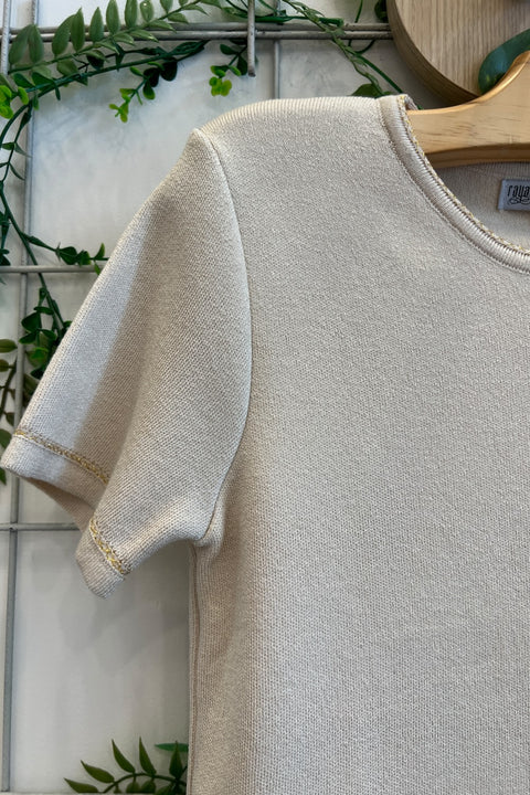 Blusa T-shirt Tricot - Camile com decote redondo, peça do conjunto Saia Plissada + T-shirt
