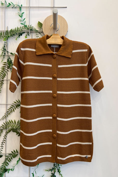 Camisa listrada em tricot - Micaela com gola polo e botões forrados, peça do conjunto Micaela