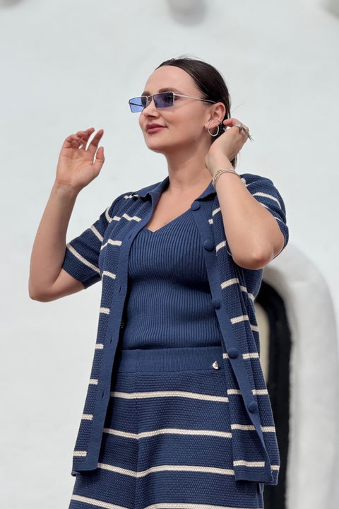 Camisa listrada em tricot - Micaela com gola polo e botões forrados, peça do conjunto Micaela