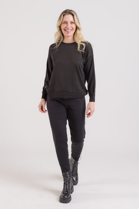 Blusa em Tricot - Violeta com decote redondo e modelagem ampla