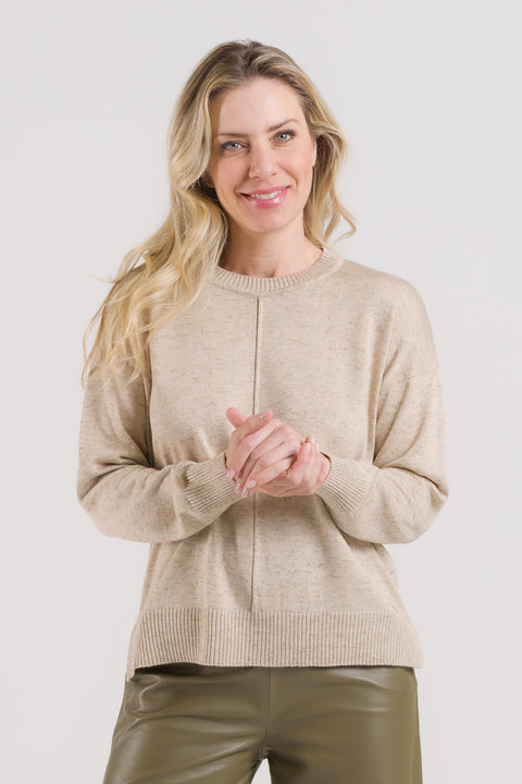 Blusa em Tricot com Nervura Frontal - Valéria com decote redondo e modelagem ampla