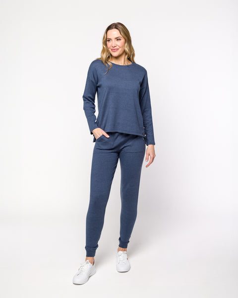 Blusa em Tricot Ampla com Abertura Lateral - Giulia com decote redondo e botões de pérolas