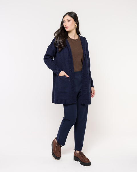 Casaco em Tricot Oversized e Capuz - Malu com modelagem ampla e bolsos frontais