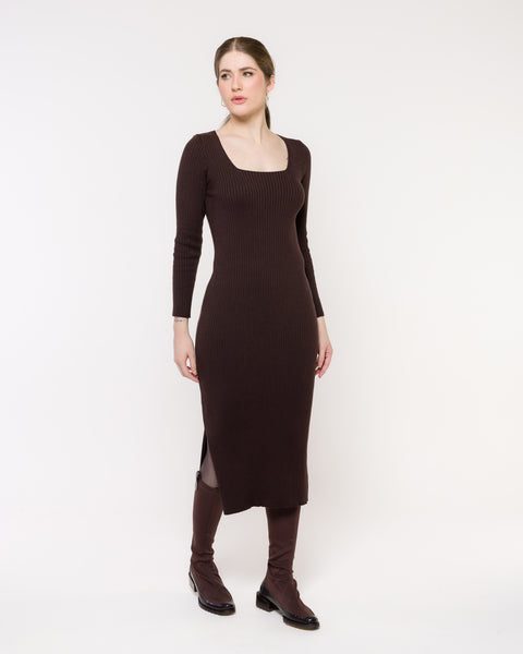 Vestido em Tricot Canelado Decote Quadrado - Stella com comprimento midi e fenda lateral