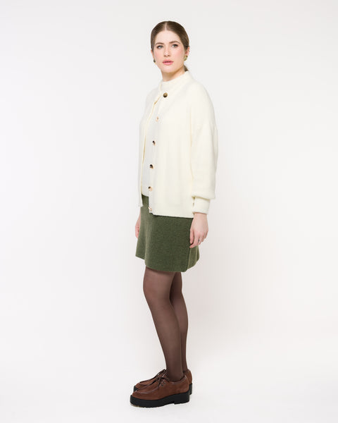 Casaco em Tricot Oversized - Juliana com modelagem ampla e mangas retas