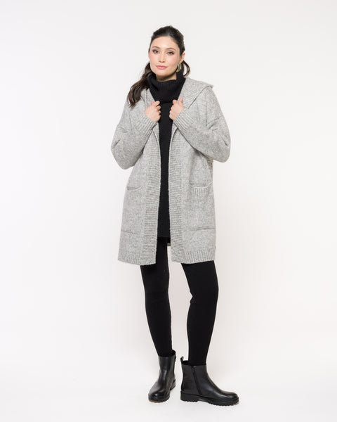 Casaco em Tricot Oversized e Capuz - Malu com modelagem ampla e bolsos frontais