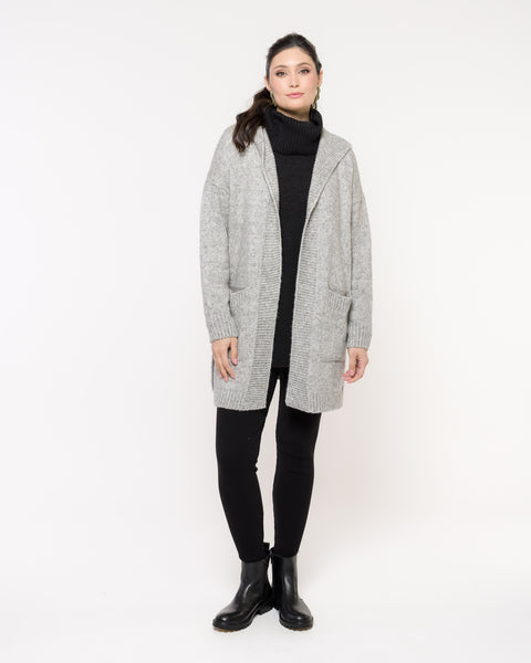 Casaco em Tricot Oversized e Capuz - Malu com modelagem ampla e bolsos frontais