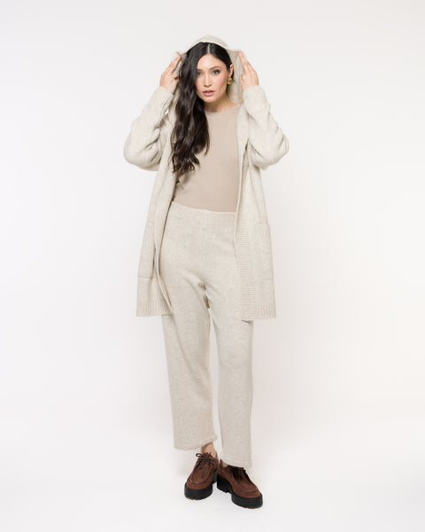 Casaco em Tricot Oversized e Capuz - Malu com modelagem ampla e bolsos frontais