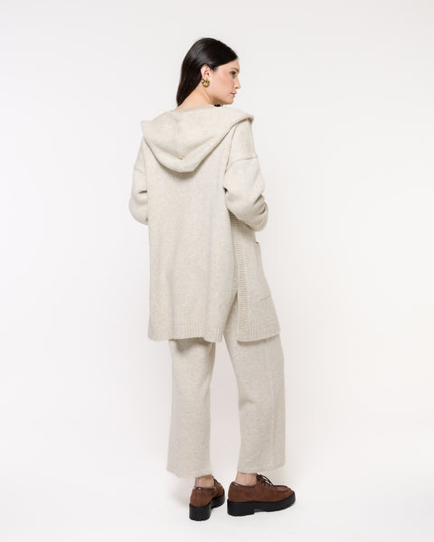 Casaco em Tricot Oversized e Capuz - Malu com modelagem ampla e bolsos frontais