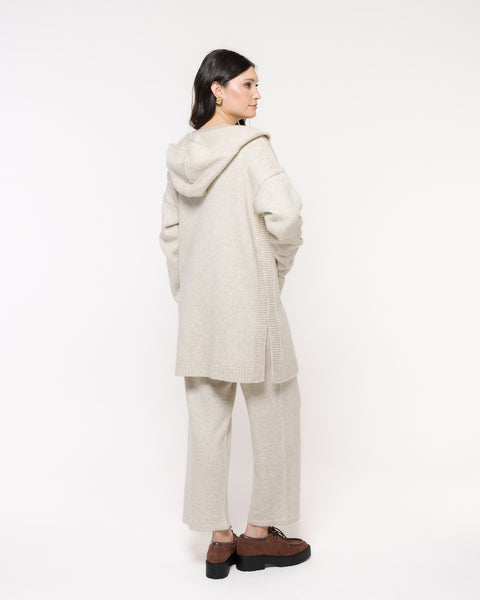 Casaco em Tricot Oversized e Capuz - Malu com modelagem ampla e bolsos frontais