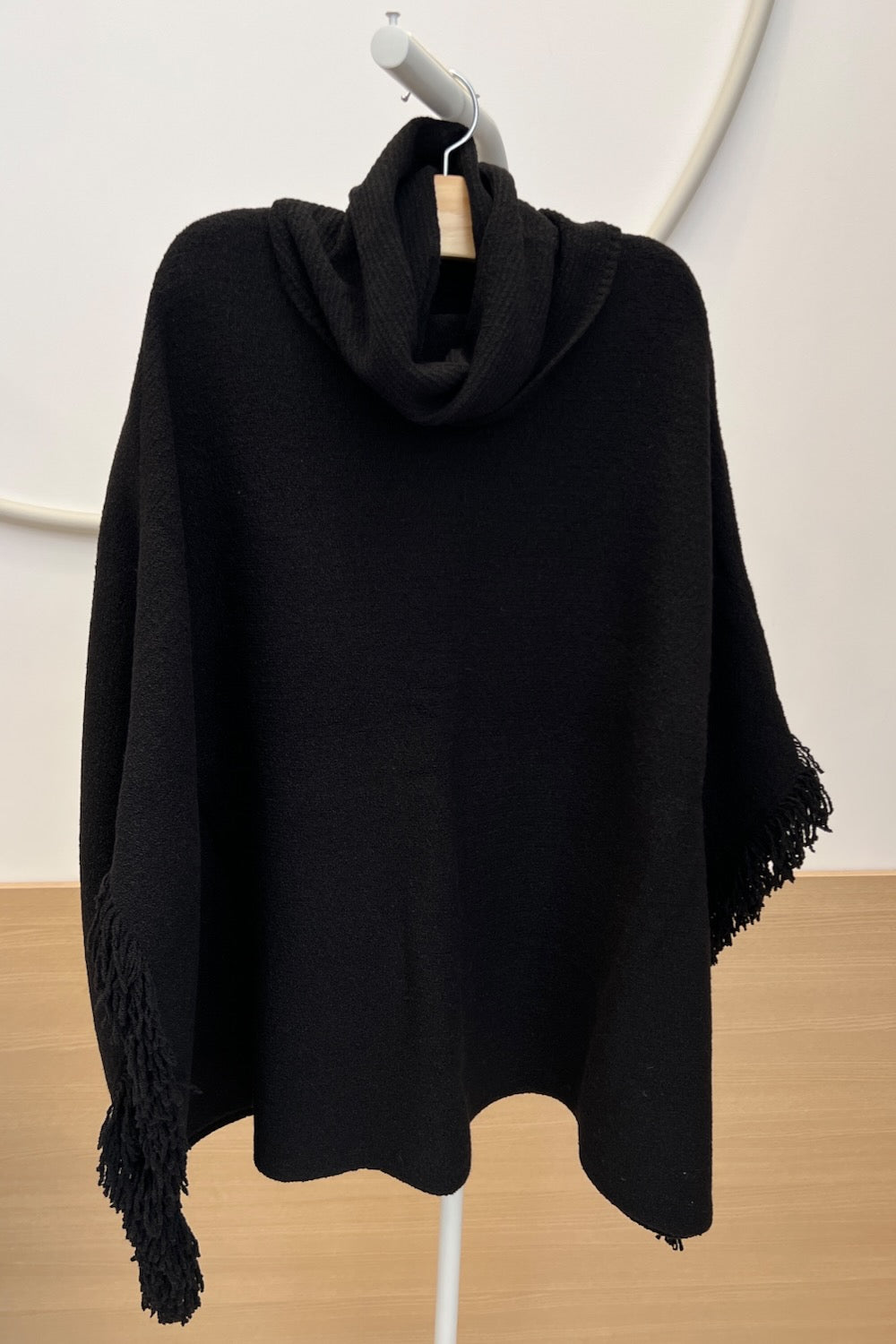 Capa Tricot Ampla com Franjas - Pietra