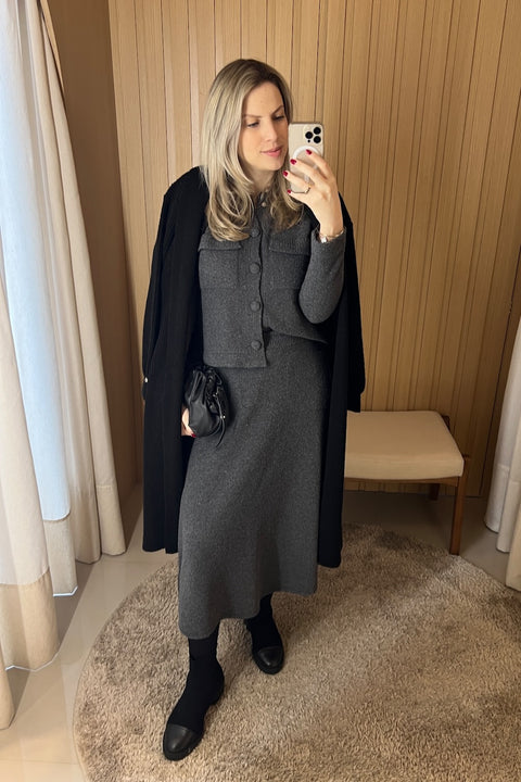 Saia em Tricot com Bolsos - Flávia com modelagem evasê, peça do conjunto Flávia