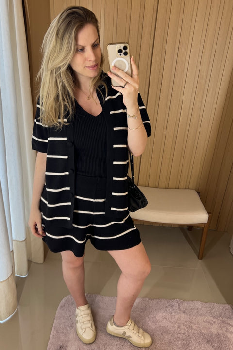 Shorts listrado em tricot - Micaela com modelagem evasê, peça do conjunto Micaela