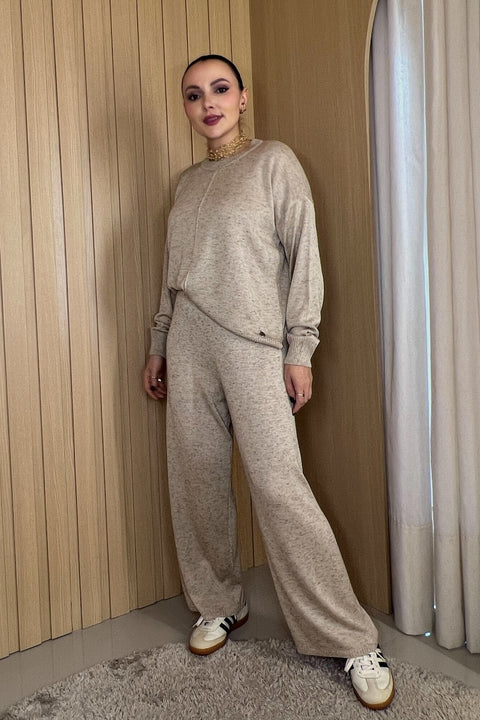 Conjunto em tricot - Valéria (Blusa + Calça reta) com decote redondo e modelagem ampla