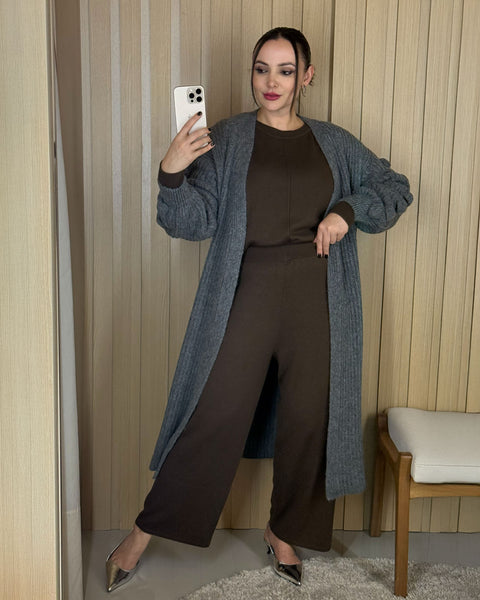 Conjunto em tricot - Valéria (Blusa + Calça reta) com decote redondo e modelagem ampla
