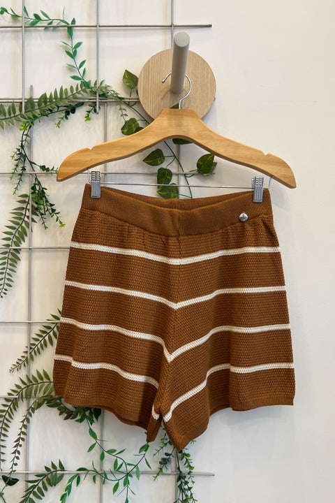 Shorts listrado em tricot - Micaela com modelagem evasê, peça do conjunto Micaela