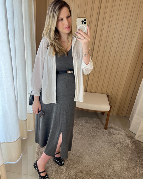 Vestido tricot com fenda frontal - Antônia com decote V e modelagem evasê