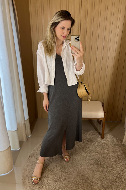 Vestido tricot com fenda frontal - Antônia com decote V e modelagem evasê