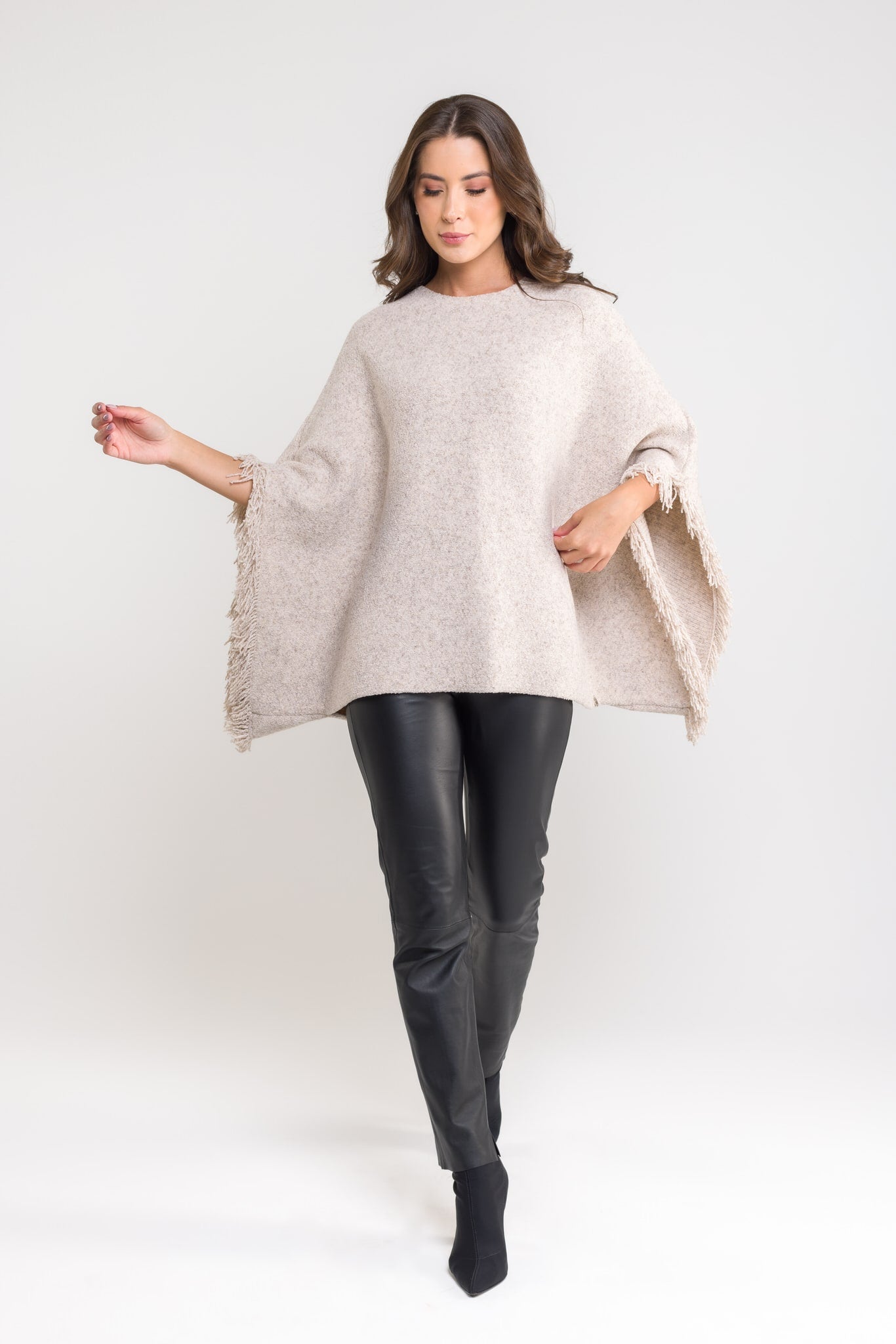 Capa Tricot Ampla com Franjas - Pietra