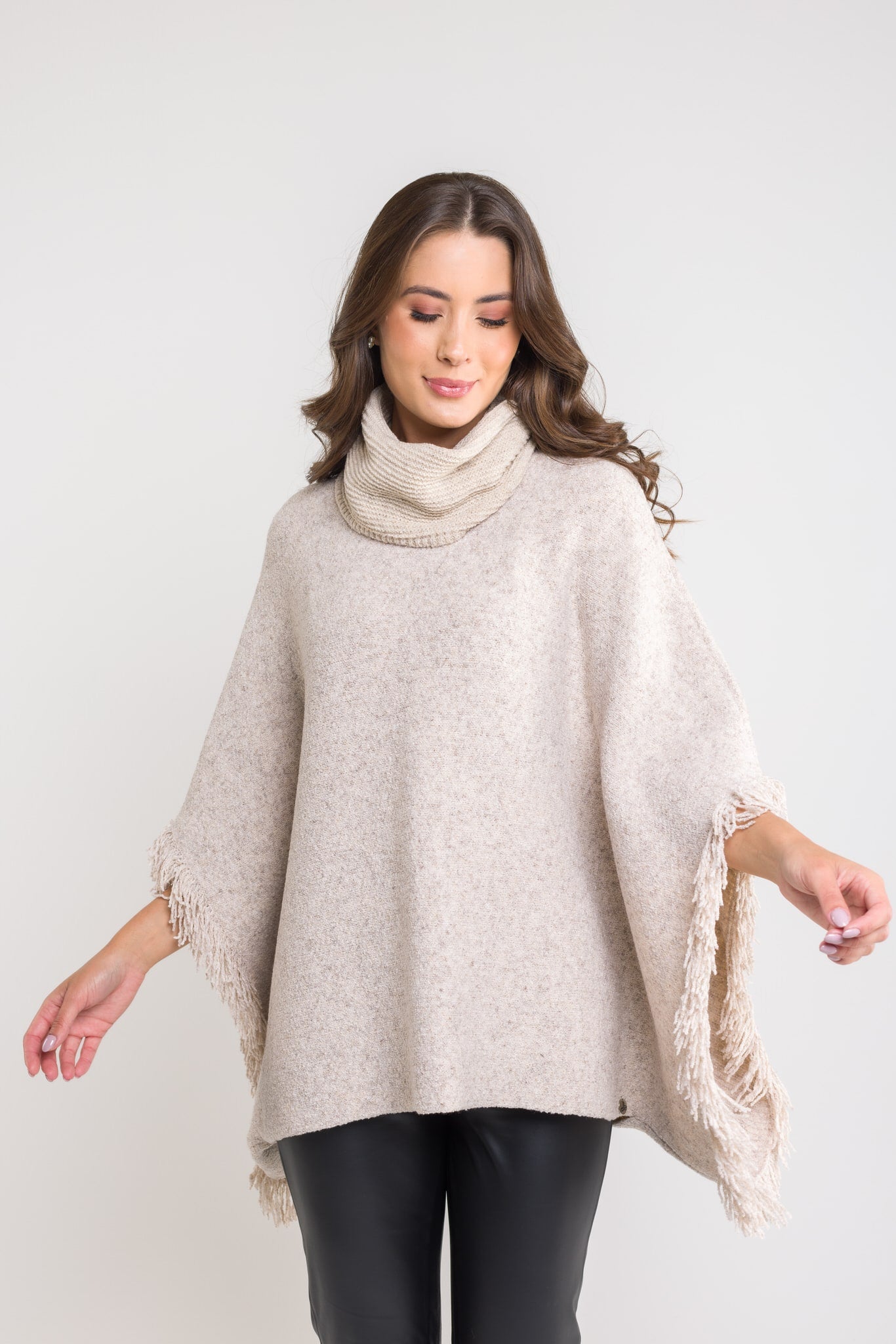 Capa Tricot Ampla com Franjas - Pietra