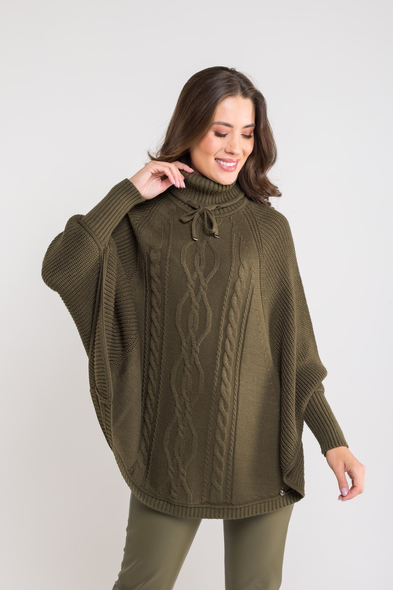 Capa Tricot Gola Alta e Tranças - Valentina